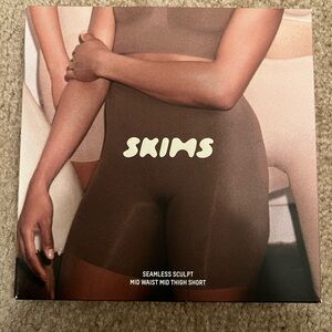 Skims Seamless Sculpt Short